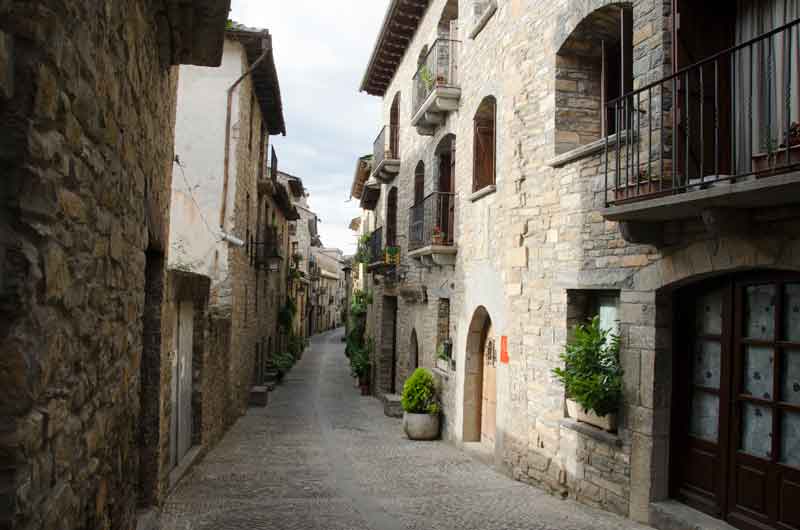 Huesca - Ainsa 31 - calle de Santa Cruz.jpg